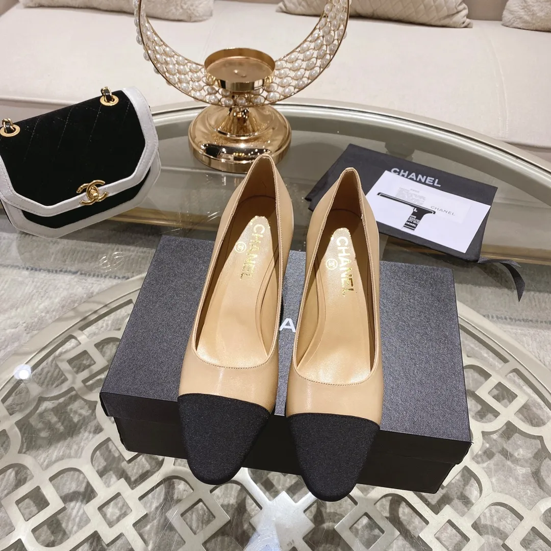 👟👟Ex-factory price 440👟👟 Chanel - Spring and summer classic color-blocked thick heel single shoes ⚠ Fashionable catwalk style ❤ Mixed splicing colors, empty toe style on the inside, 2.5cm thick heel with small logo embellishment, a fashionable interpretation! How to match the series to look good! Original customized wood-colored genuine leather outsole, imported sheepskin surface, goatskin lining for feet... 34-40 regular size (41.42.43 custom-made, non-returnable) 🎁Latest full set of packaging at the counter